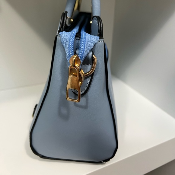 Elegant Blue Handbag with Daisy Charm and Wallet - Picture 5 of 9